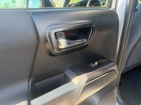 Used 2018 Toyota Tacoma TRD Off-Road image 21