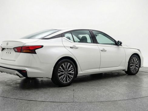 Used 2025 Nissan Altima 2.5 SV image 9
