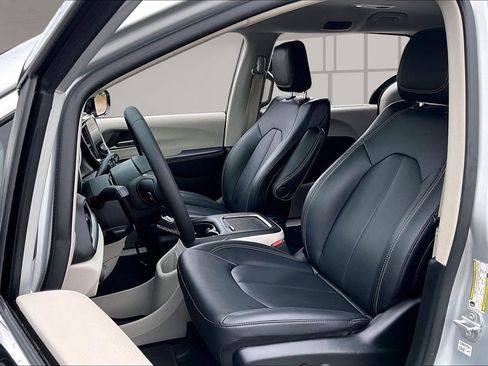 Used 2024 Chrysler Pacifica Touring-L image 21
