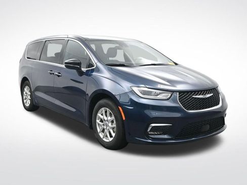 Used 2025 Chrysler Pacifica Select image 3