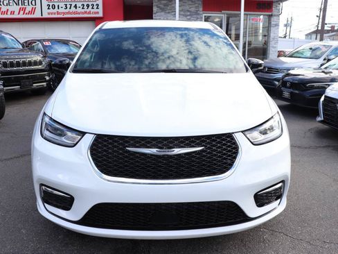 Used 2026 Chrysler Pacifica Limited FWD image 8