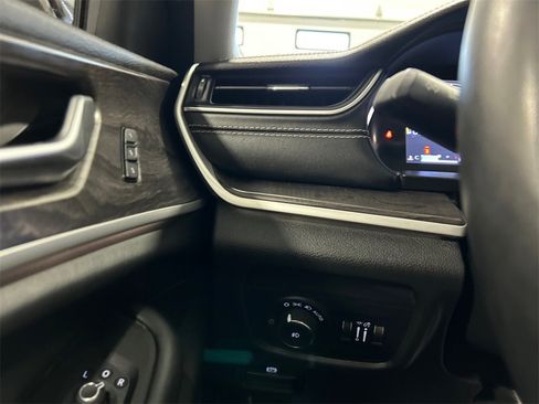 Used 2022 Jeep Grand Cherokee Limited image 19