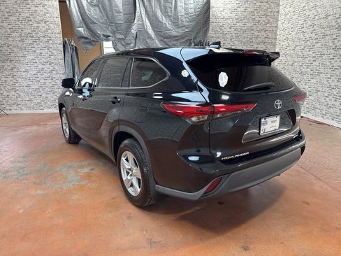 Used 2021 Toyota Highlander LE image 5