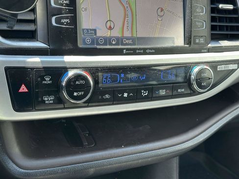 Used 2019 Toyota Highlander XLE AWD/4WD image 29