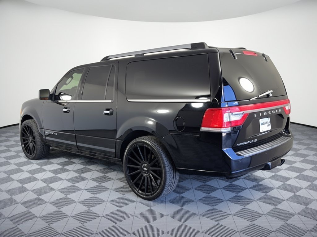 Used 2016 Lincoln Navigator L Select RWD image 3