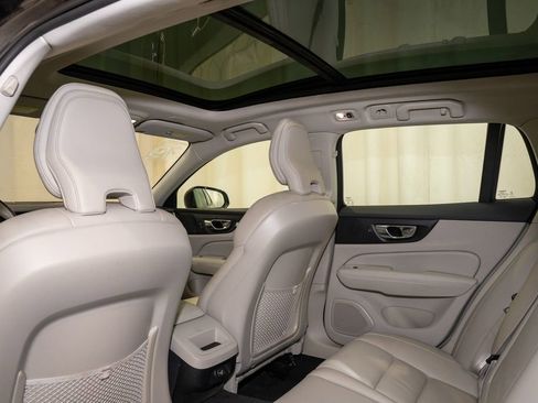 Used 2019 Volvo V60 T5 Momentum image 9