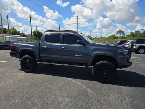 Used 2019 Toyota Tacoma TRD Sport RWD image 2