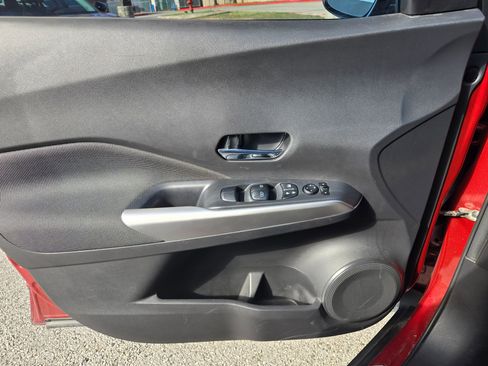 Used 2019 Nissan Kicks SV image 11