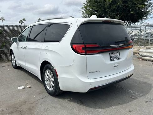 Used 2021 Chrysler Pacifica Touring-L FWD image 3