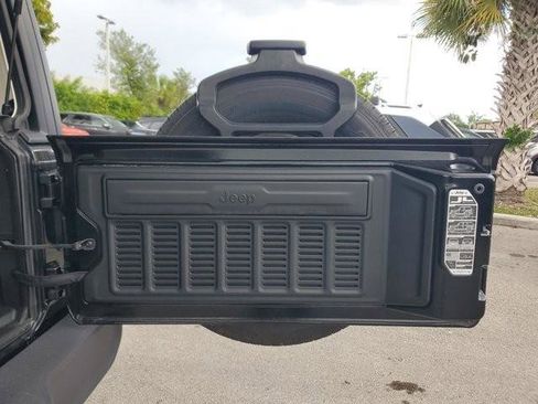 Used 2020 Jeep Wrangler Unlimited Sahara image 10