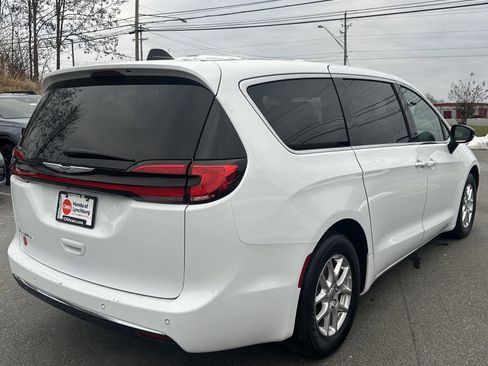 Used 2024 Chrysler Pacifica Touring-L image 5