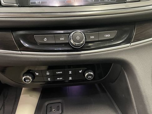 Used 2019 Buick Enclave Essence AWD/4WD image 14