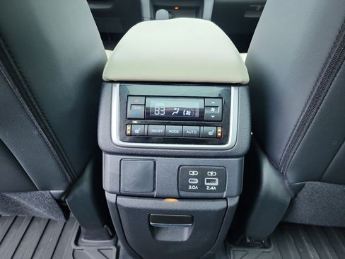 Certified 2024 Subaru Ascent Limited w/ Technology Package image 13