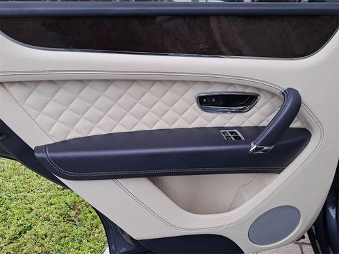 Used 2017 Bentley Bentayga W12 image 10