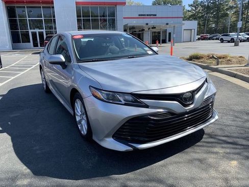 Used 2018 Toyota Camry LE image 2