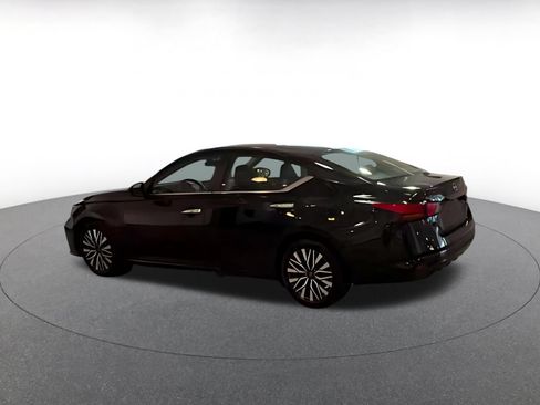 Used 2025 Nissan Altima 2.5 SV FWD image 11