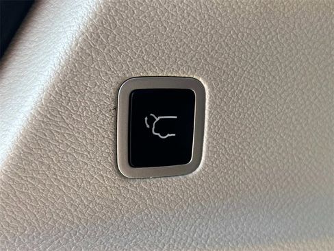 Used 2024 Chrysler Pacifica Touring-L image 14