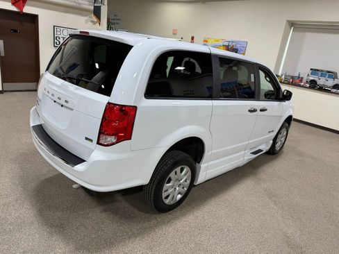 Used 2019 Dodge Grand Caravan SE FWD image 16