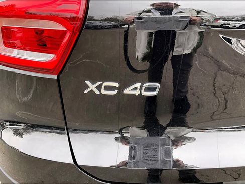 Certified 2024 Volvo XC40 B5 Plus w/ Protection Package Premier image 31