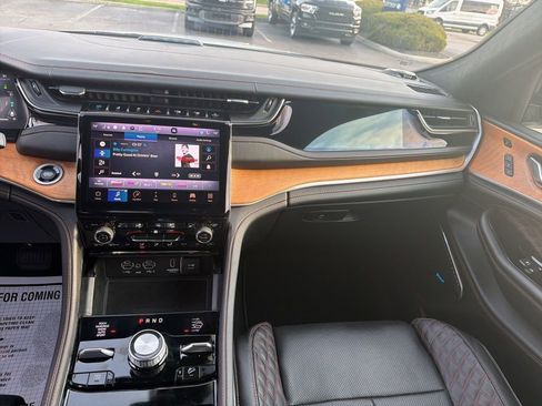 Used 2022 Jeep Grand Cherokee Summit AWD/4WD image 6