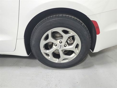 Used 2024 Chrysler Pacifica Limited image 47