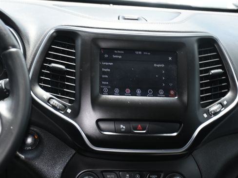 Used 2019 Jeep Cherokee Latitude Plus AWD/4WD image 15