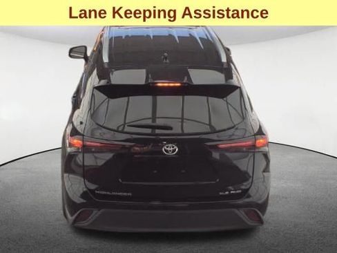 Used 2024 Toyota Highlander XLE image 7