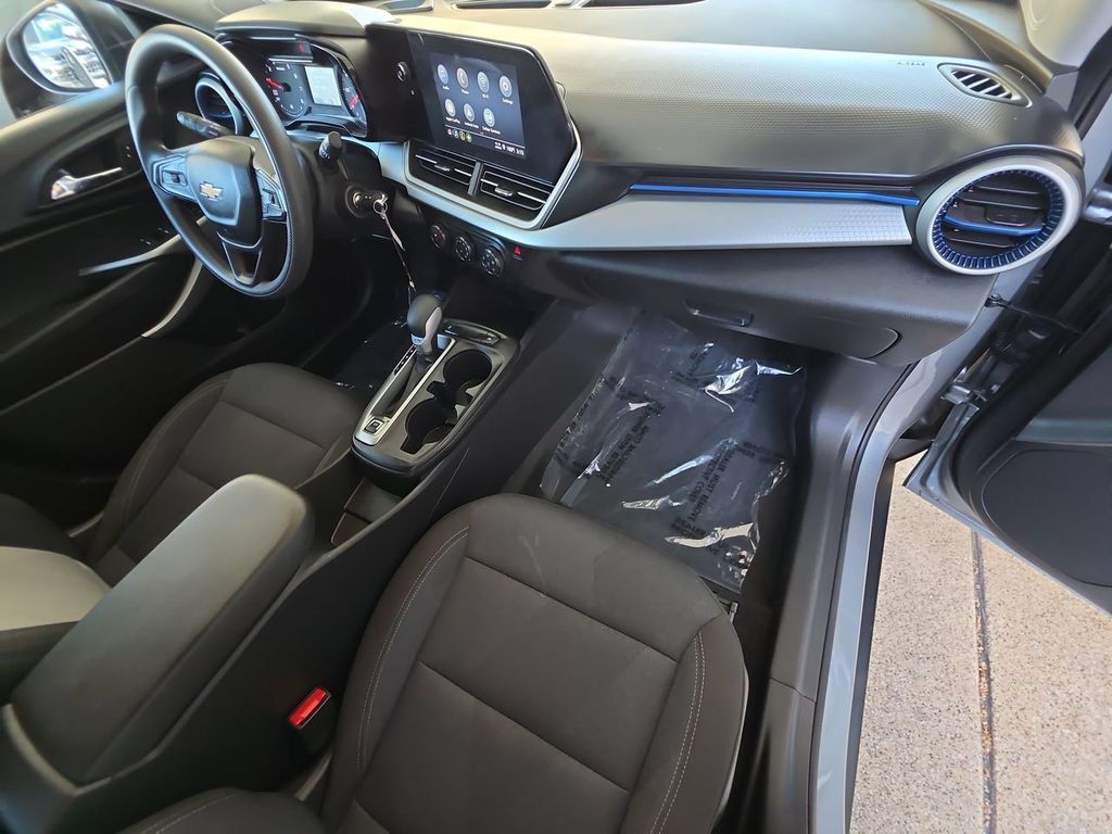 Used 2025 Chevrolet Trax LS FWD image 29