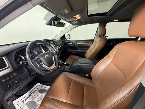Used 2018 Toyota Highlander Limited FWD image 16