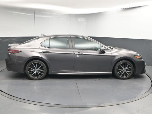 Used 2022 Toyota Camry SE image 9