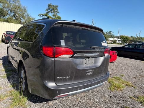 Used 2017 Chrysler Pacifica Touring-L FWD image 6