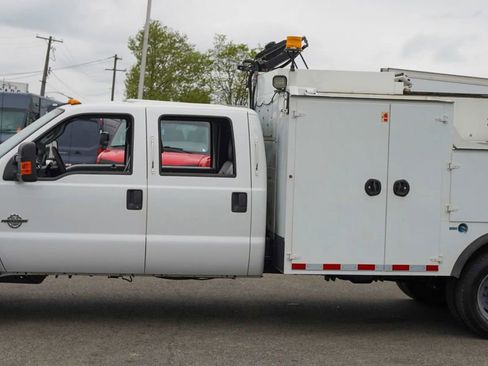 Used 2016 Ford F550 4x4 Crew Cab Super Duty image 4