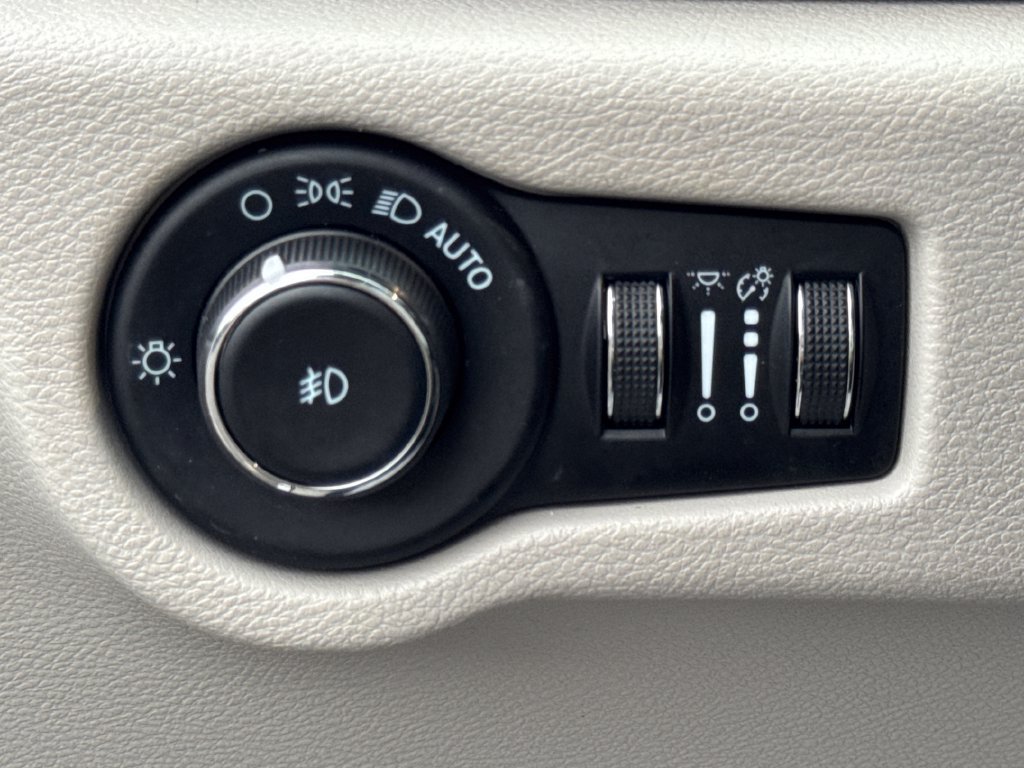 Used 2023 Chrysler Pacifica Touring-L FWD image 33