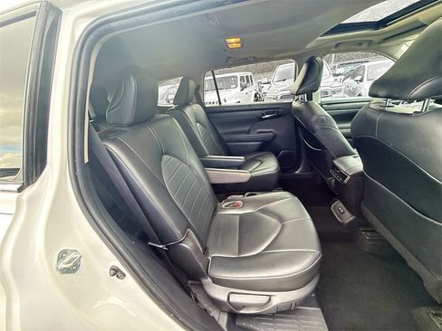 Used 2021 Toyota Highlander XLE image 32