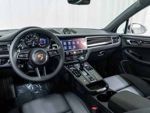 Used 2025 Porsche Macan image 19