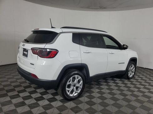 Used 2025 Jeep Compass Latitude AWD/4WD image 4