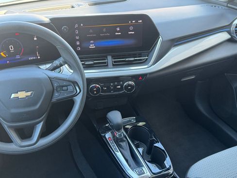 Used 2025 Chevrolet Trax LT FWD image 20