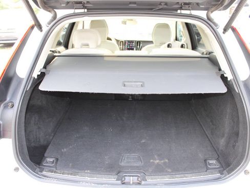 Used 2022 Volvo XC60 B5 Momentum AWD/4WD image 23