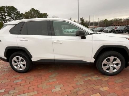 Used 2022 Toyota RAV4 LE FWD image 2