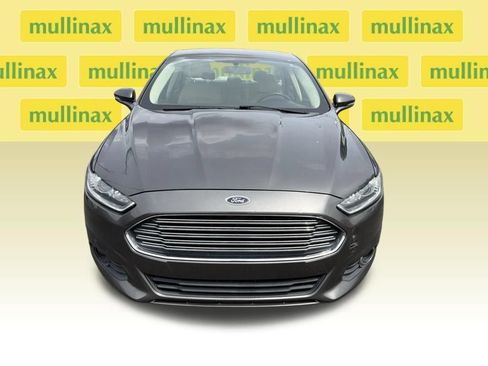 Used 2016 Ford Fusion SE w/ Equipment Group 202A FWD image 2