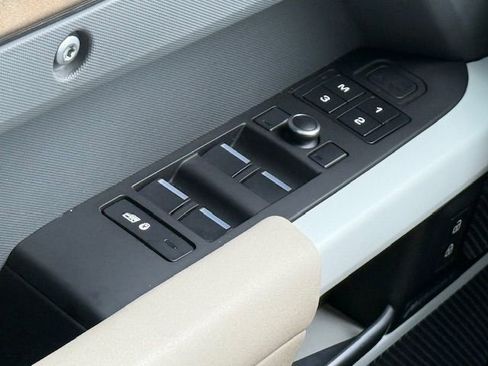 Used 2020 Land Rover Defender 110 First Edition image 30