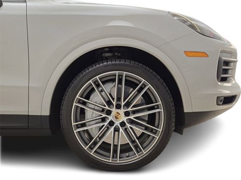 Used 2022 Porsche Cayenne Platinum Edition image 8