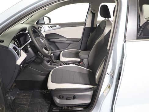 Used 2025 Volkswagen Taos SE image 28
