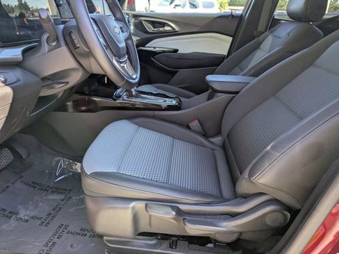 Used 2025 Chevrolet Trax LT w/ LT Convenience Package image 24