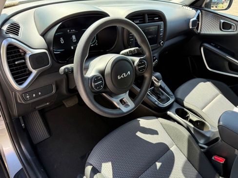 Used 2025 Kia Soul LX w/ LX Technology Package FWD image 11
