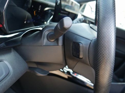 Used 2025 Chevrolet Trax RS image 11