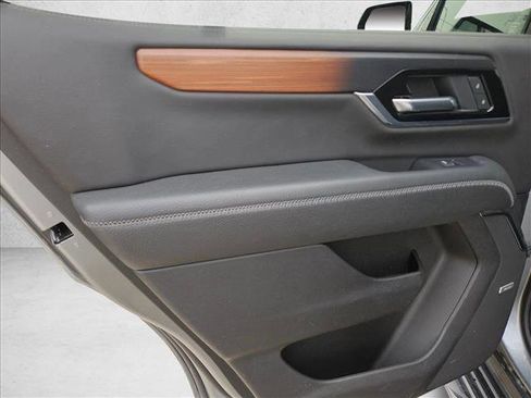 Used 2025 GMC Yukon Denali AWD/4WD image 9
