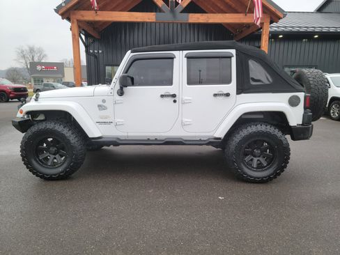 Used 2014 Jeep Wrangler Unlimited Sahara w/ Connectivity Group image 25