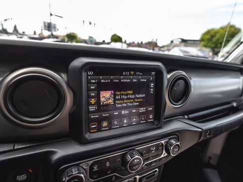 Used 2021 Jeep Gladiator Willys image 14