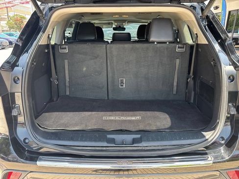 Used 2020 Toyota Highlander Limited FWD image 11
